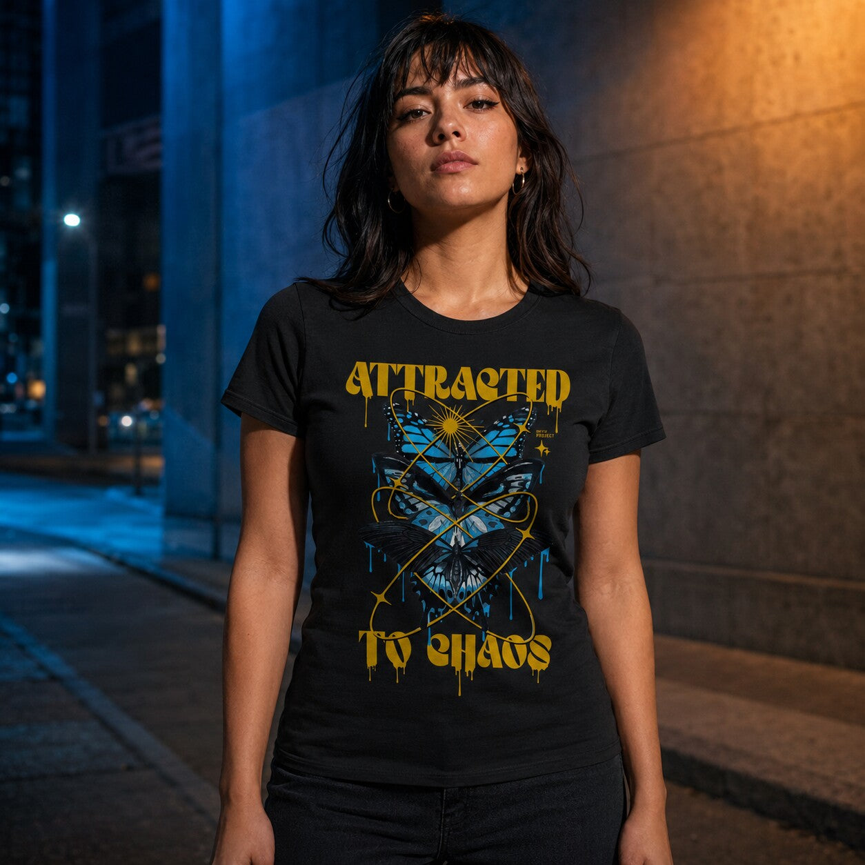 Weibliches Model trägt das schwarze Chaos T-Shirt von Level Ten