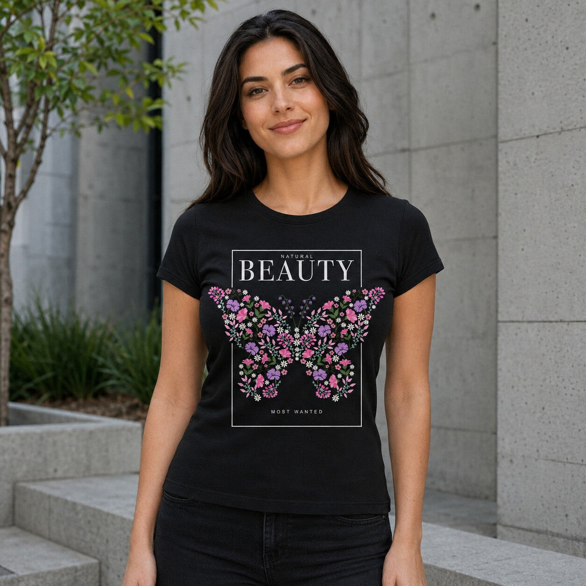 Weibliches Model trägt das schwarze Beauty T-Shirt von Level Ten