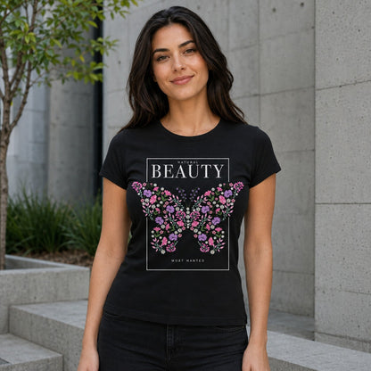 Weibliches Model trägt das schwarze Beauty T-Shirt von Level Ten