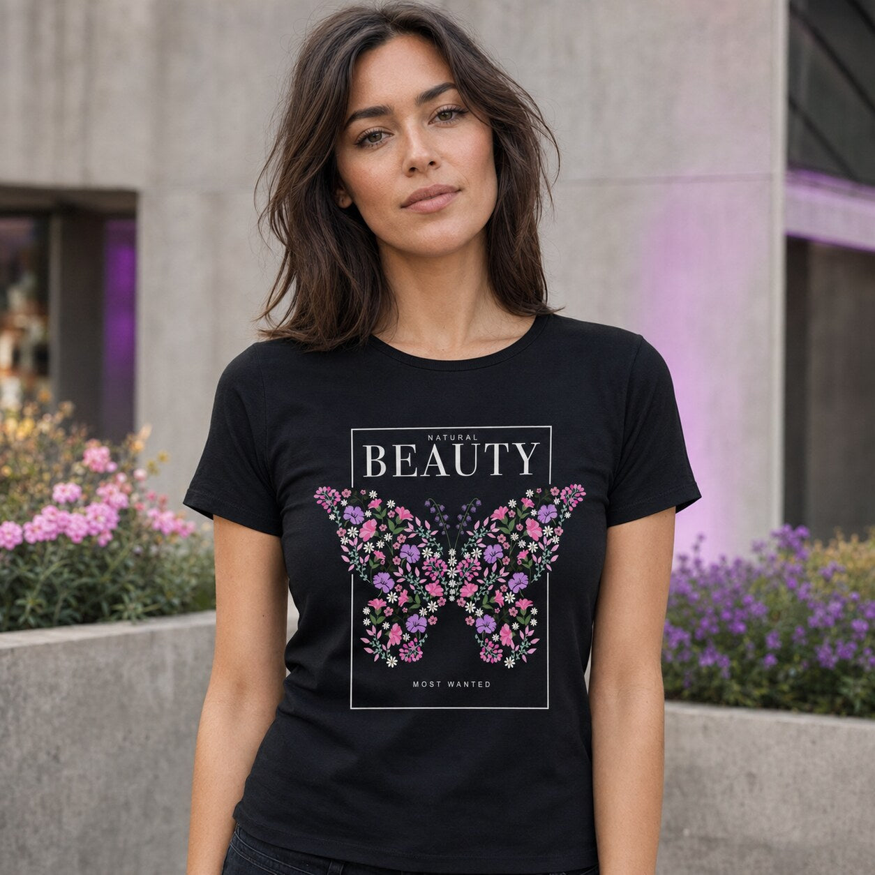 Weibliches Model trägt das schwarze Beauty T-Shirt von Level Ten