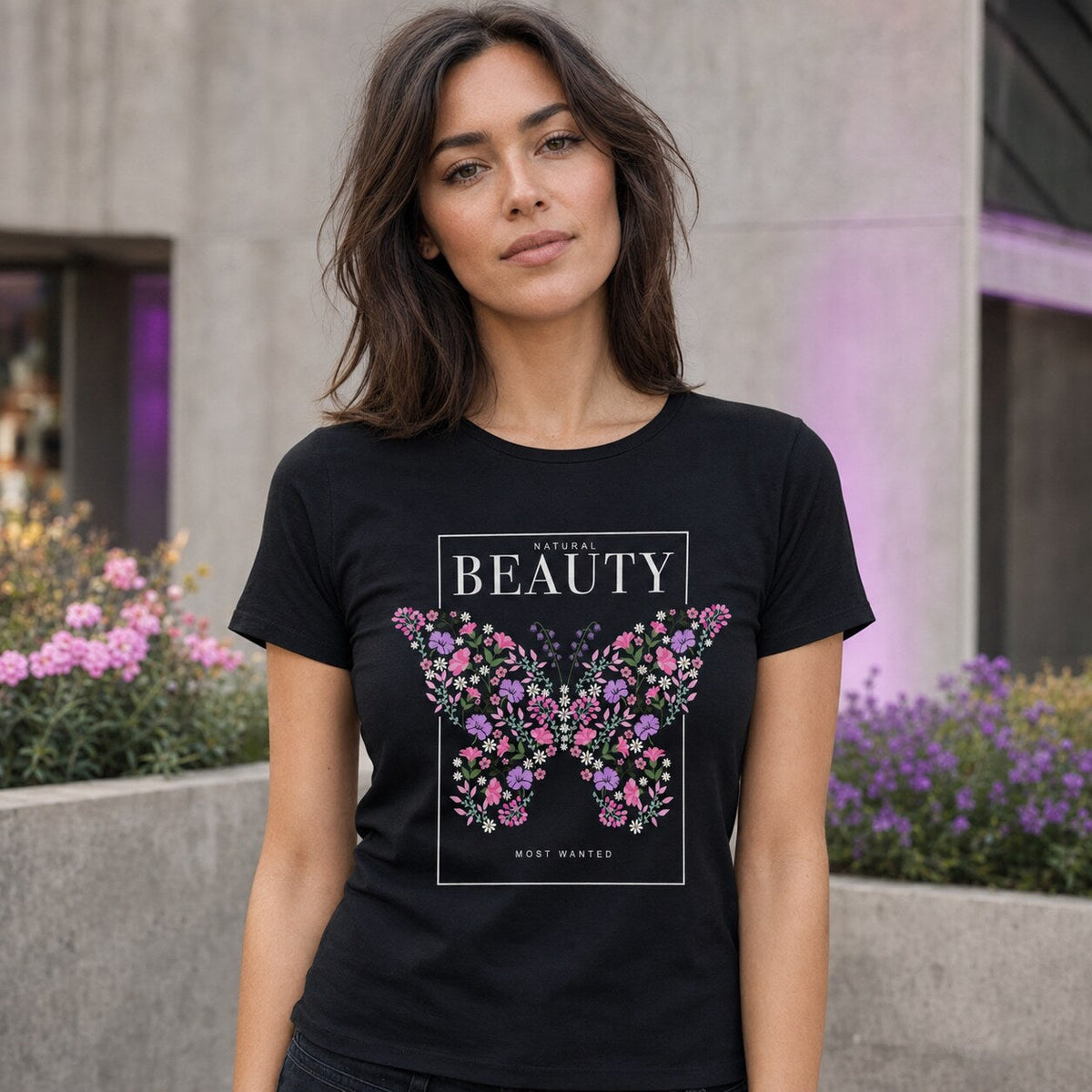 Weibliches Model trägt das schwarze Beauty T-Shirt von Level Ten