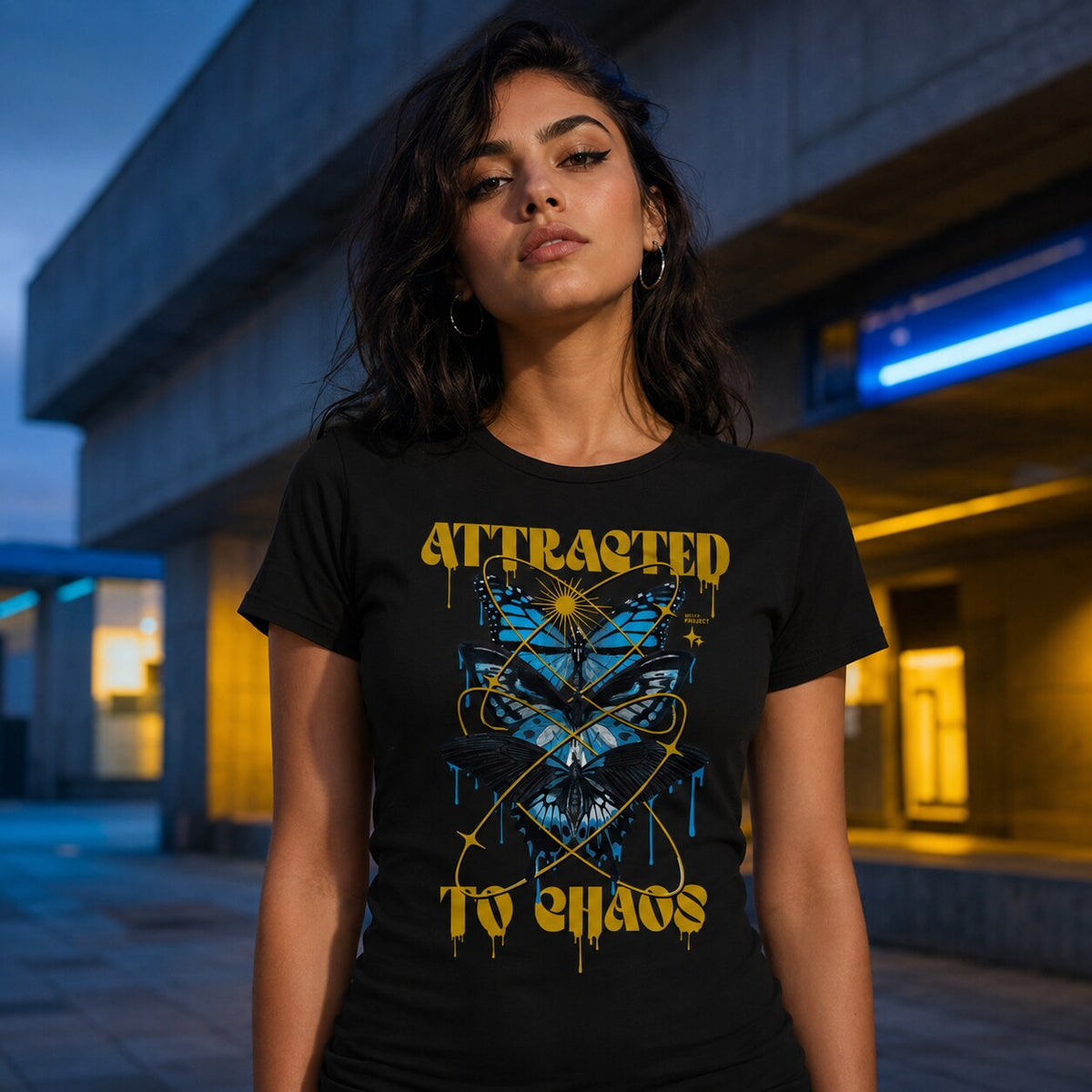 Weibliches Model trägt das schwarze Chaos T-Shirt von Level Ten