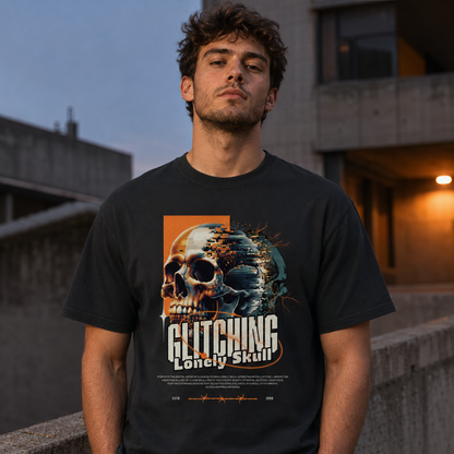 Männliches Model trägt das schwarze Glitching Skull T-Shirt von Level Ten