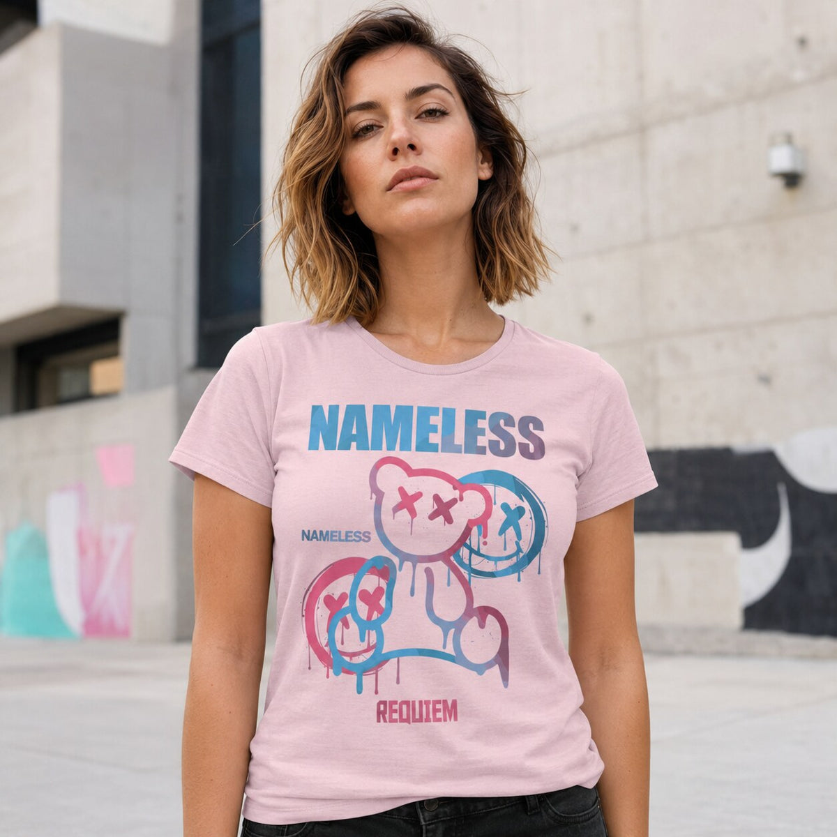 Weibliches Model trägt das orchid-pinke Nameless T-Shirt von Level Ten