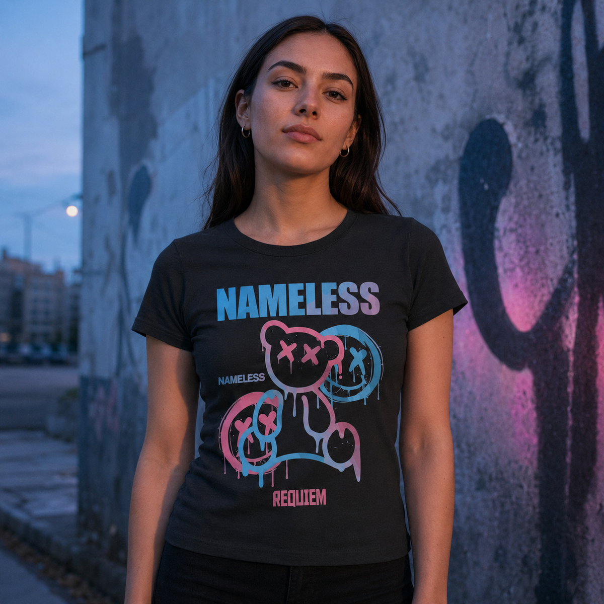 Weibliches Model trägt das schwarze Nameless T-Shirt von Level Ten