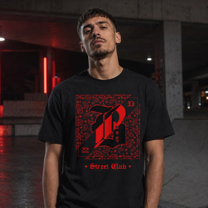 Männliches Model trägt das schwarze Street Club T-Shirt von Level Ten